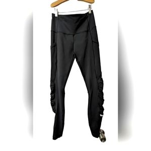 Lululemon ankle athletic yoga pants with reflective line at bottom Sz 6 black